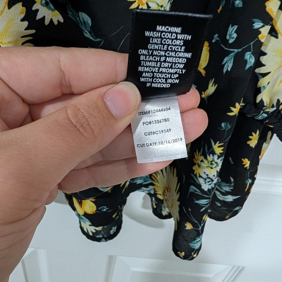 Torrid Black and Yellow Floral Georgette Cold Shoulder Blouse in Size 1 (14/16) - Picture 13 of 13